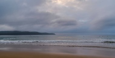 Kumsalda bulutlu bir sabah. Umina Sahili, NSW, Avustralya