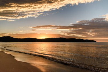 Sahilde gün doğumu. Ocean Beach, Umina Beach, NSW, Avustralya 'da çekildi.
