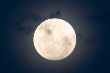 Süper Ay rıhtımdan yükseliyor. Woy Woy, NSW, Avustralya