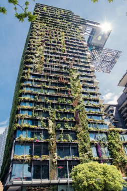 Dikey bahçeler ve helikopter pisti Broadway, Sydney, NSW, Avustralya 'da Central Park' ın bir parçası. 21 Ekim 2016 'da çekildi.