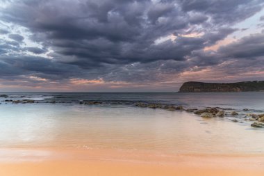 Central Coast, NSW, Avustralya 'da Copacabana' dan deniz kenarında gün doğumu.