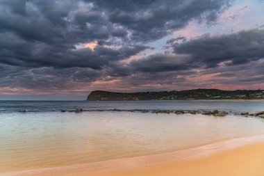 Central Coast, NSW, Avustralya 'da Copacabana' dan deniz kenarında gün doğumu.