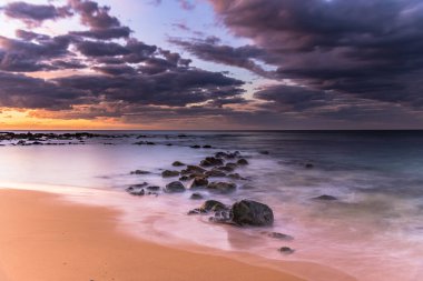 Central Coast, NSW, Avustralya 'da Copacabana' dan deniz kenarında gün doğumu.