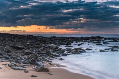 Central Coast, NSW, Avustralya 'da Copacabana' dan deniz kenarında gün doğumu.