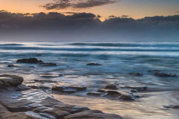澳大利亚新南威尔士州中部海岸Macmasters海滩的低潮海滩上发现的岩石 — 图库照片
