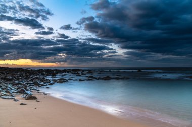 Central Coast, NSW, Avustralya 'da Copacabana' dan deniz kenarında gün doğumu.