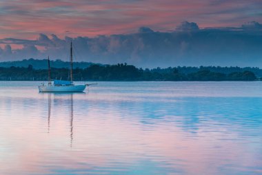 Port Stephens, NSW, Avustralya 'daki Tilligerry Deresi' nde Yüksek Bulut Waterscape ile Güneşin Yumuşak Tonu.
