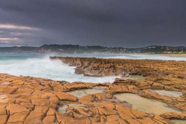 Central Coast, NSW, Avustralya 'daki Kuzey Avoca Sahili' nden bulutlu gün doğumu.