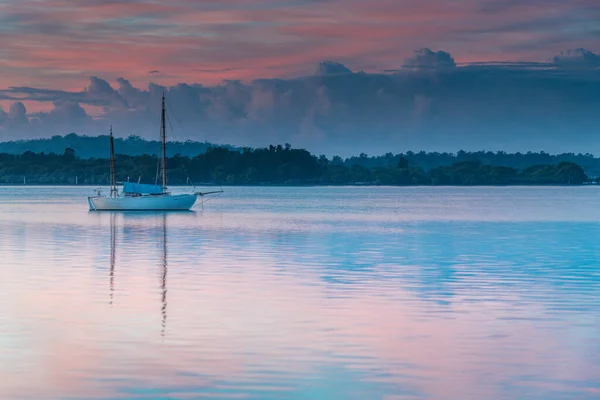 Pastel Soft Shades Sunrise Con Paisaje Acuático Alta Nube Tilligerry — Foto de Stock