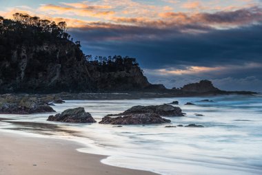 Avustralya, NSW 'nin güney kıyısındaki Malua Körfezi' nde bulutlu Sunrise Seascape