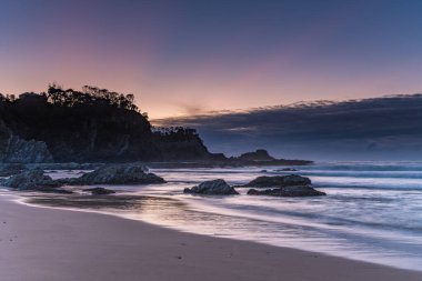 Avustralya, NSW 'nin güney kıyısındaki Malua Körfezi' nde bulutlu Sunrise Seascape