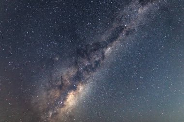 NSW, Avustralya 'nın merkez kıyısındaki Killcare Sahili' nden alınan Yıldızlar ve Samanyolu Gecesi Gökyüzü.