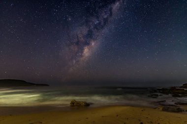 NSW, Avustralya 'nın merkez kıyısındaki Killcare Sahili' nden alınan Yıldızlar ve Samanyolu Gecesi Gökyüzü.