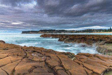 Central Coast, NSW, Avustralya 'daki Kuzey Avoca Sahili' nden Sunrise Seascape bulutları.