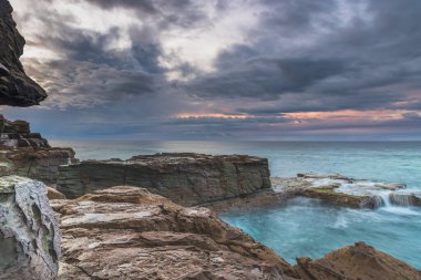 Central Coast, NSW, Avustralya 'daki Kuzey Avoca Sahili' nden Sunrise Seascape bulutları.
