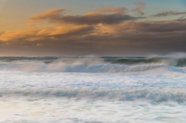 Central Coast, NSW, Avustralya 'daki Killcare Sahili' nden gelen dalgalı kış gündoğumu deniz manzarası..