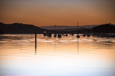 Central Coast, NSW, Avustralya 'daki Woy Woy Rıhtımı' ndaki Huzurlu Gündoğumu Şelalesi.