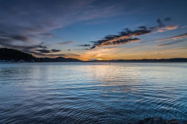 Gündoğumu Waterscape Merkezi Sahilde Woy Woy Rıhtımı, NSW, Avustralya.