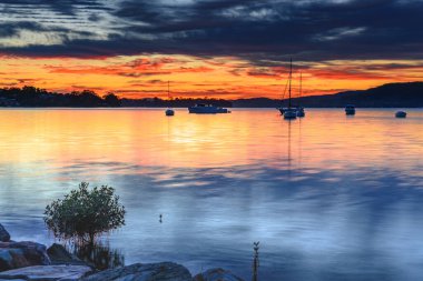 Merkezi Sahildeki Koolewong Rıhtımı 'ndan Renkli Bulutlar ve Gün Doğumu, NSW, Avustralya.