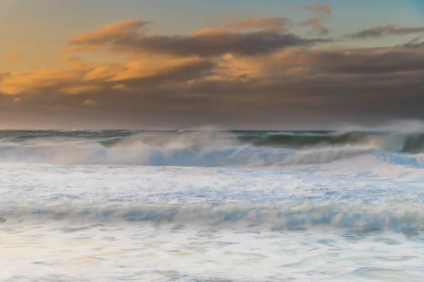 オーストラリア ニューサウスウェールズ州中央海岸のキルケアビーチからの大きなうねりのある冬の日の出の海 — ストック写真