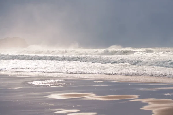 Μεγάλα Κύματα Που Οφείλονται Μια Νότια Φουσκοθαλασσιά Ένα Συννεφιασμένο Πρωινό — Φωτογραφία Αρχείου
