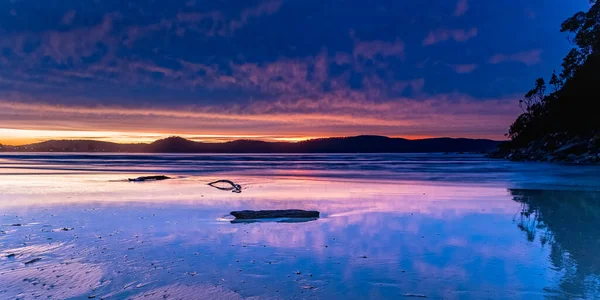 澳大利亚新南威尔士州中部海岸Umina海滩Umina Point上空的日出全景云图 — 图库照片