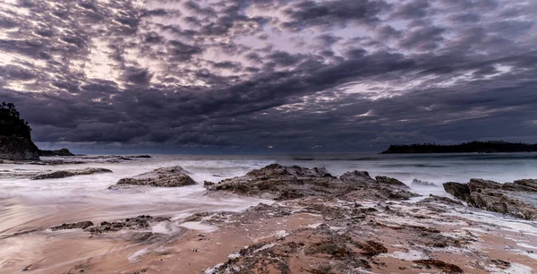 澳大利亚新南威尔士州南海岸的马鲁阿湾 全景多云日出 3幅图像全景 — 图库照片
