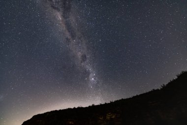 Samanyolu, Avustralya, NSW 'nin merkez kıyısındaki Killcare Sahili' nden alınmıştır..
