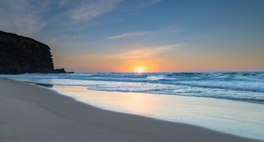 Avustralya, Yeni Güney Galler 'in merkez kıyısındaki Redhead Sahili' nden Sunrise Seascape Panorama plajında.
