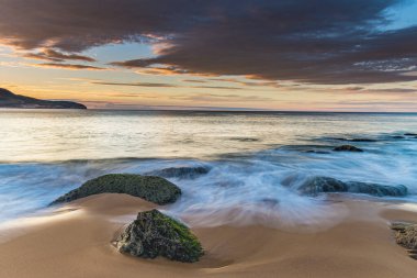 Central Coast, NSW, Avustralya 'daki Killcare Sahili' nden kayalıklarla Sunrise Seascape..