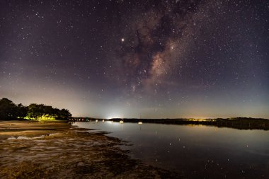 Mallabulla, Port Stephens 'taki Tilligerry Creek' te Night Sky ve Samanyolu. NSW, Avustralya