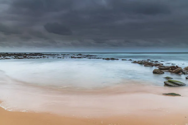 オーストラリア ニューサウスウェールズ州の中央海岸のコパカバーナからの気分の良い雨の日の出の海 — ストック写真