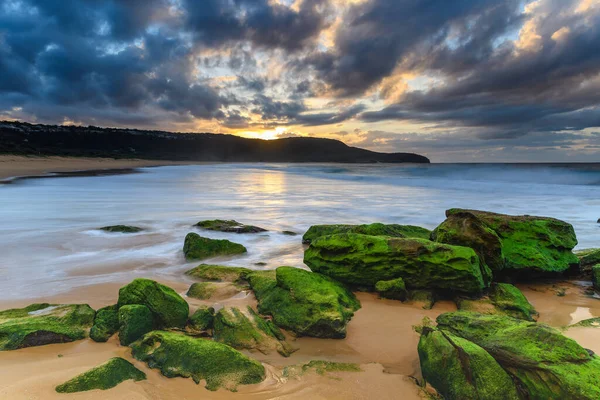 Napkelte Mohás Zöld Sziklák Killcare Beach Central Coast Nsw Ausztrália — Stock Fotó