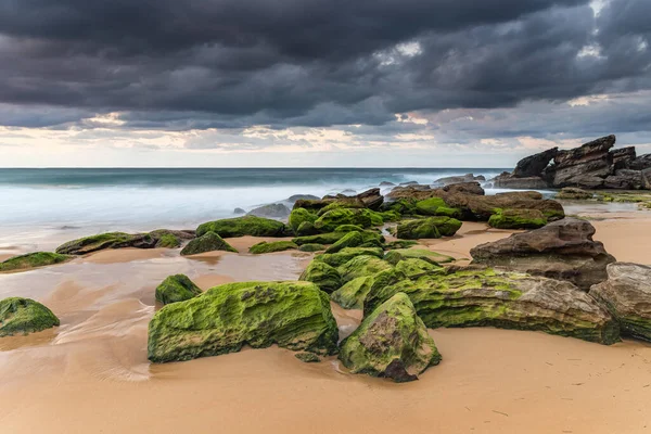 Salida Del Sol Musgosas Rocas Verdes Killcare Beach Costa Central — Foto de Stock