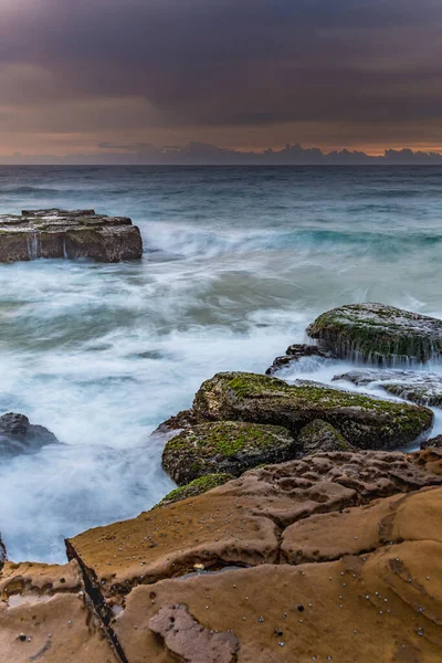 Rocas Mar Amanecer Desde North Avoca Beach Costa Central Nsw — Foto de Stock