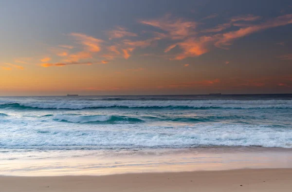 レッドヘッドビーチからの日の出の海 レッドヘッド Redhead オーストラリアのニューサウスウェールズ州にあるマッコーリー湖の沿岸部の郊外である — ストック写真