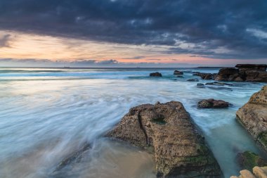 Macquarie Gölü, Avcı Bölgesi, NSW, Avustralya 'daki Caves Beach' ten sahil kenarında gün doğumu.