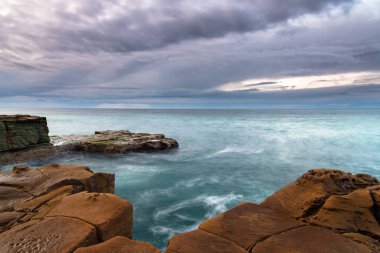 Central Coast, NSW, Avustralya 'daki Kuzey Avoca Sahili' nden Sunrise Seascape bulutları.