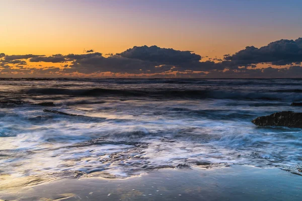 Wschód Słońca Nad Morzem Kamienistą Linią Brzegową Toowoon Bay Beach — Zdjęcie stockowe