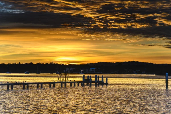 澳大利亚新南威尔士州中部海岸沃伊沃伊滨水带云彩的日出水景 — 图库照片