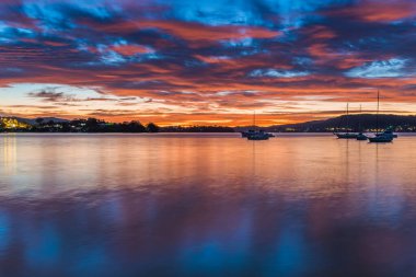 Merkezi Sahildeki Koolewong Rıhtımı 'ndan Renkli Bulutlar ve Gün Doğumu, NSW, Avustralya.