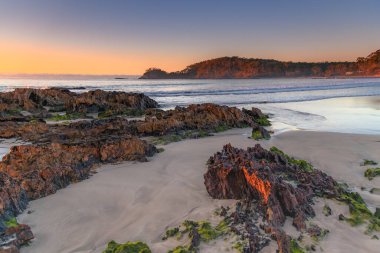 Clear Skies Kış Gündoğumu Sahili, Eurobodalla Shire, Yeni Güney Galler, Avustralya 'daki Batemans Körfezi' nin bir banliyösü..