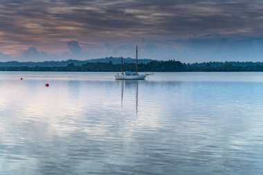 Port Stephens, NSW, Avustralya 'daki Tilligerry Deresi' nde Yüksek Bulut Waterscape ile Güneşin Yumuşak Tonu.