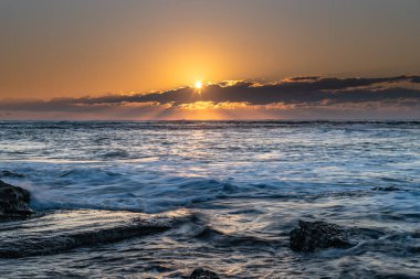 Sahilde gün doğumu, kayalık bir kıyı şeridi ve Avustralya 'nın merkez kıyısındaki Toowoon Körfezi Sahili' nden gündoğumu..