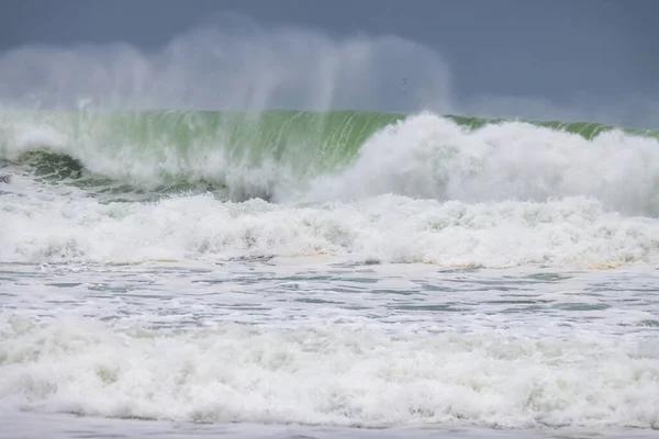 アヴォカビーチでの曇りの朝に南部のうねりによる大きな波 — ストック写真