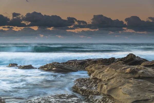 Salida Del Sol Costa Con Una Costa Rocosa Olas Toowoon — Foto de Stock