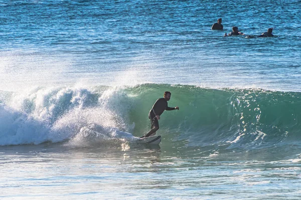 オーストラリアのニューサウスウェールズ州シェリービーチ 2020年6月6日 波をキャッチしながら 他の人が順番を待つ — ストック写真