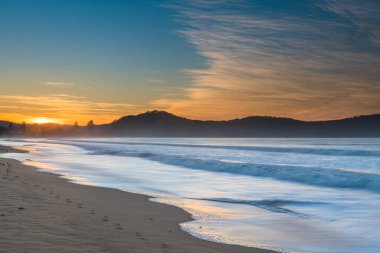 Soft High Cloud Seascape, Umina Sahili 'nde Gündoğumu, NSW, Avustralya.