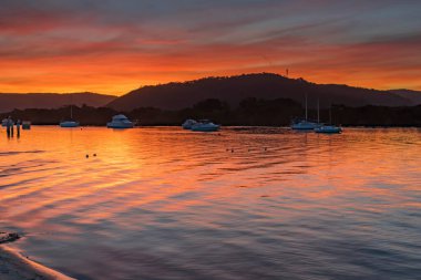 Orta Sahilde, NSW, Avustralya 'da, Woy Woy' da yumuşak yüksek bulutlu günbatımı manzarası.