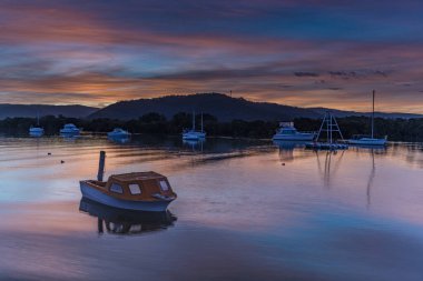 Orta Sahilde, NSW, Avustralya 'da, Woy Woy' da yumuşak yüksek bulutlu günbatımı manzarası.
